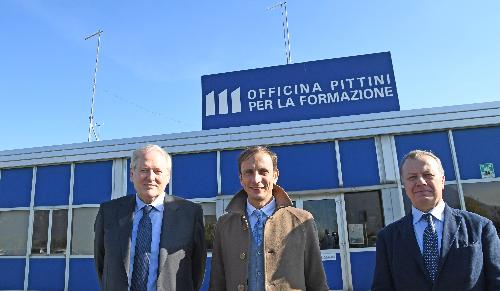 Il governatore del Friuli Venezia Giulia Massimiliano Fedriga tra l'amministratore delegato del Gruppo Pittini, Paolo Felice, e il presidente del Gruppo Federico Pittini, davanti alla scuola aziendale - Osoppo 29 ottobre 2021 